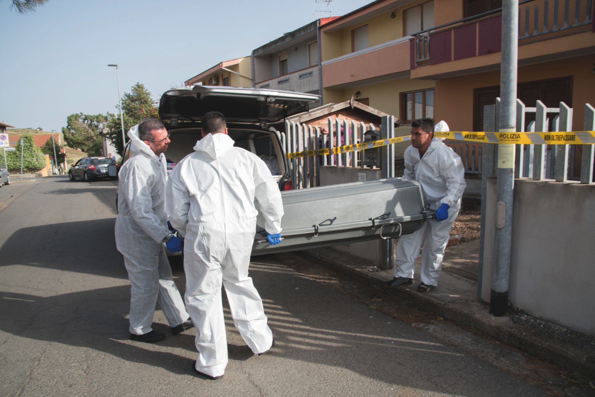 Uccide a coltellate i genitori adottivi